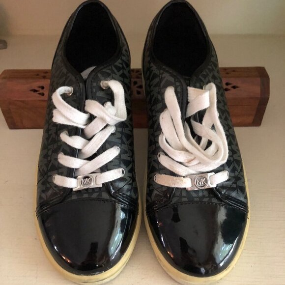 MICHAEL KORS Shoes Ivy Dee Ladies Size 5 Logo Print Sneaker - Picture 2 of 11